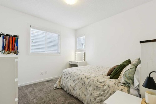 331 Hillcrest Heights Sw, Airdrie, AB - Indoor Photo Showing Bedroom