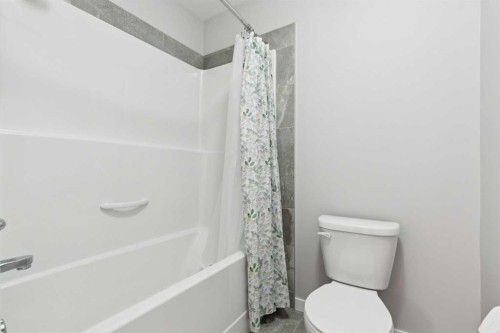331 Hillcrest Heights Sw, Airdrie, AB - Indoor Photo Showing Bathroom