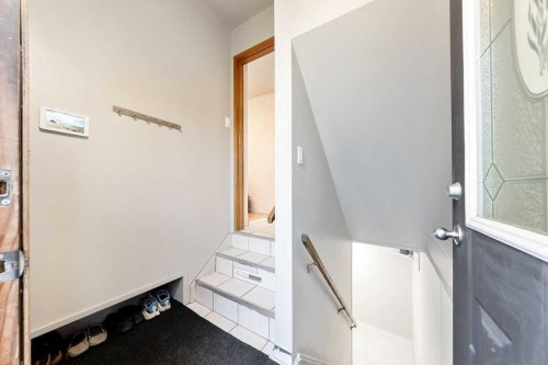 9136 Allison Drive Se, Calgary, AB - Indoor