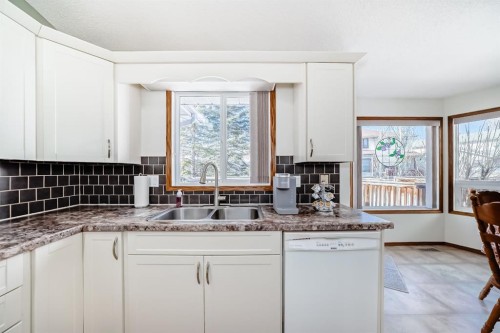 32 West Mackay Crescent, Cochrane, AB - Indoor Photo Showing Dining Room