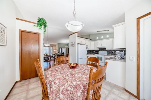 32 West Mackay Crescent, Cochrane, AB - Indoor Photo Showing Dining Room