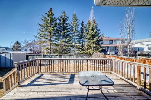32 West Mackay Crescent, Cochrane, AB - Indoor Photo Showing Kitchen With Double Sink