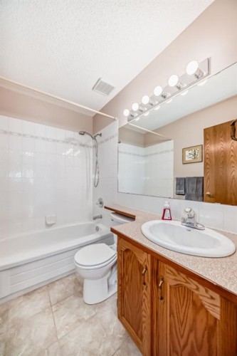32 West Mackay Crescent, Cochrane, AB - Indoor Photo Showing Bedroom