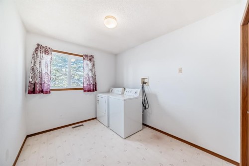32 West Mackay Crescent, Cochrane, AB - Indoor Photo Showing Bathroom