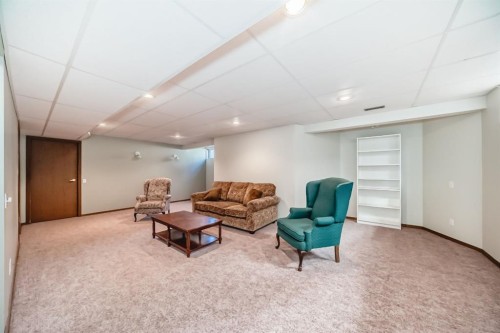 32 West Mackay Crescent, Cochrane, AB - Indoor Photo Showing Bedroom
