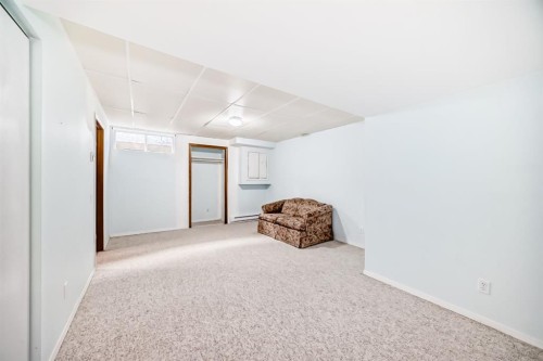 32 West Mackay Crescent, Cochrane, AB - Indoor Photo Showing Bedroom