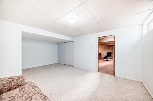 32 West Mackay Crescent, Cochrane, AB - Indoor Photo Showing Bathroom