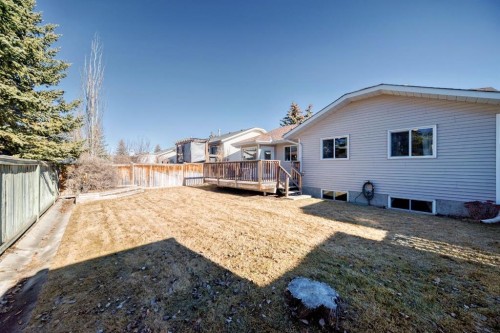 32 West Mackay Crescent, Cochrane, AB - Indoor Photo Showing Bathroom