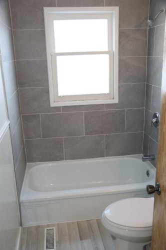 4008 2 Street Nw, Calgary, AB - Indoor Photo Showing Bathroom