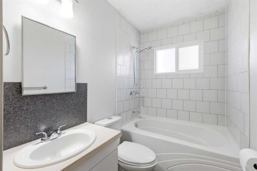 4314 54 Avenue, Olds, AB - Indoor Photo Showing Bathroom