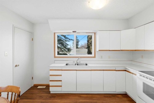 4314 54 Avenue, Olds, AB - Indoor Photo Showing Kitchen With Double Sink