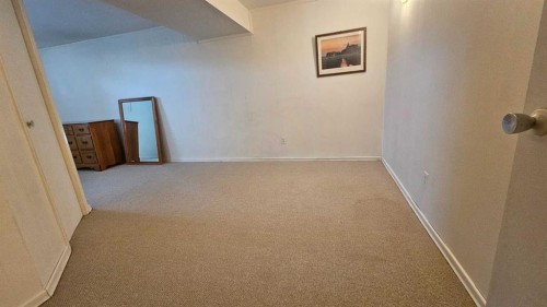4 Clarendon Road Nw, Calgary, AB - Indoor Photo Showing Other Room