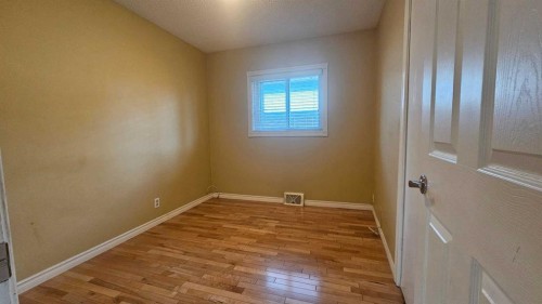4 Clarendon Road Nw, Calgary, AB - Indoor Photo Showing Other Room