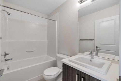 958 Sherwood Boulevard Nw, Calgary, AB - Indoor Photo Showing Bathroom