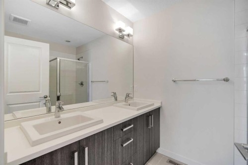 958 Sherwood Boulevard Nw, Calgary, AB - Indoor Photo Showing Bathroom