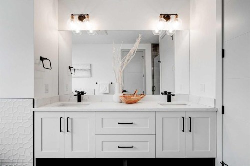 4615 82 Street Nw, Calgary, AB - Indoor Photo Showing Bathroom