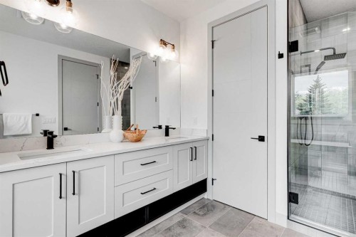 4615 82 Street Nw, Calgary, AB - Indoor Photo Showing Bathroom