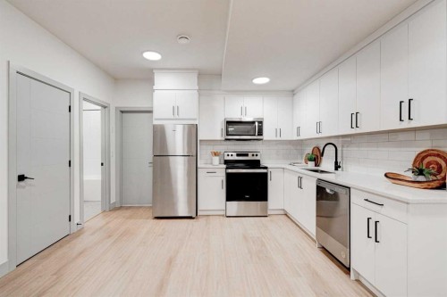 4615 82 Street Nw, Calgary, AB - Indoor Photo Showing Kitchen