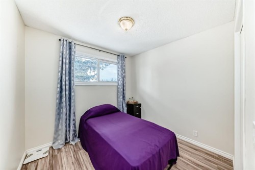 236 Pinecliff Way Ne, Calgary, AB - Indoor Photo Showing Bedroom