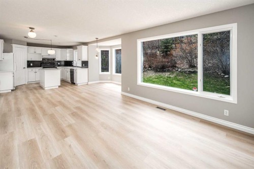 79 Hamptons Heights Nw, Calgary, AB - Indoor Photo Showing Kitchen