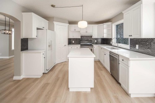79 Hamptons Heights Nw, Calgary, AB - Indoor Photo Showing Kitchen