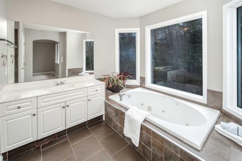 79 Hamptons Heights Nw, Calgary, AB - Indoor Photo Showing Bathroom