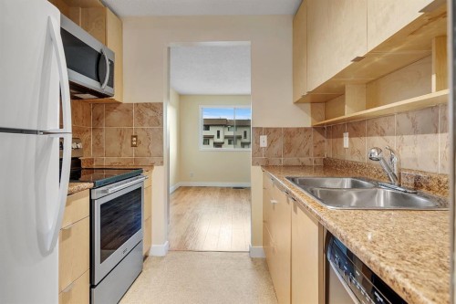 23-73 Glenbrook Crescent, Cochrane, AB - Indoor Photo Showing Kitchen With Double Sink