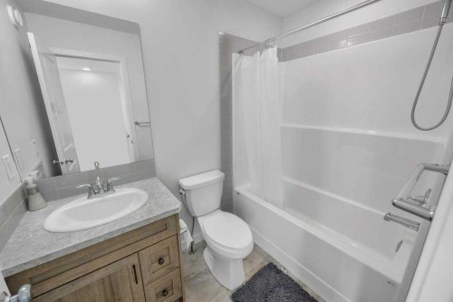 1612 Rangeview Drive Se, Calgary, AB - Indoor Photo Showing Bathroom