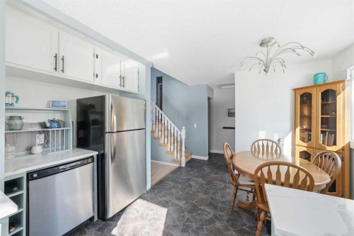 447 Berkley Crescent Nw, Calgary, AB - Indoor