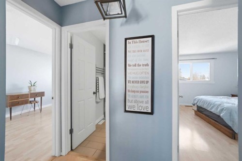 447 Berkley Crescent Nw, Calgary, AB - Indoor