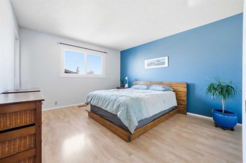 447 Berkley Crescent Nw, Calgary, AB - Indoor Photo Showing Bedroom