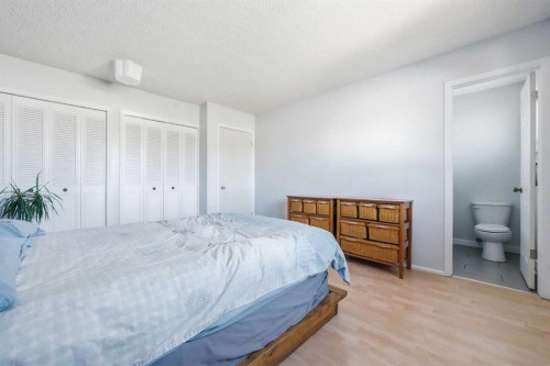 447 Berkley Crescent Nw, Calgary, AB - Indoor Photo Showing Bedroom