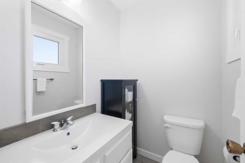 447 Berkley Crescent Nw, Calgary, AB - Indoor Photo Showing Bathroom