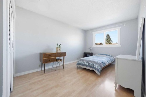 447 Berkley Crescent Nw, Calgary, AB - Indoor Photo Showing Bedroom