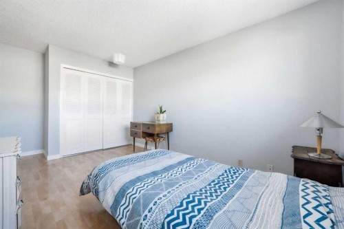 447 Berkley Crescent Nw, Calgary, AB - Indoor Photo Showing Bedroom