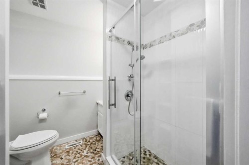 447 Berkley Crescent Nw, Calgary, AB - Indoor Photo Showing Bathroom