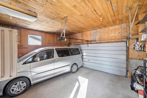 447 Berkley Crescent Nw, Calgary, AB - Indoor Photo Showing Garage