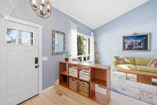 447 Berkley Crescent Nw, Calgary, AB - Indoor