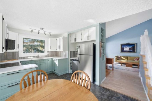 447 Berkley Crescent Nw, Calgary, AB - Indoor