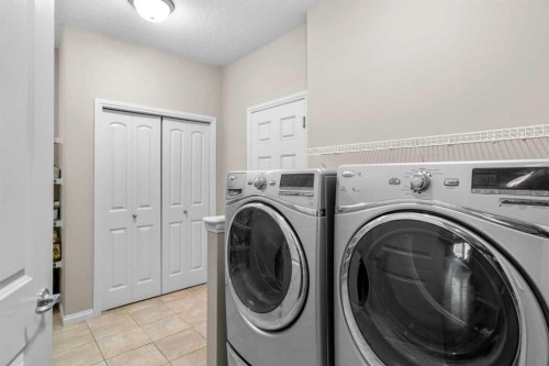 223 Sunset Square, Cochrane, AB - Indoor Photo Showing Bathroom