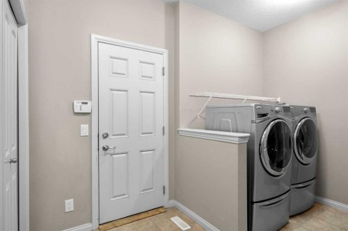 223 Sunset Square, Cochrane, AB - Indoor Photo Showing Bathroom