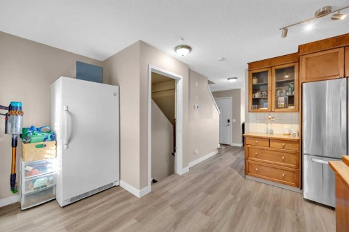 71 Eversyde Heath Sw, Calgary, AB - Indoor Photo Showing Kitchen