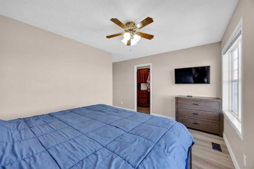 71 Eversyde Heath Sw, Calgary, AB - Indoor Photo Showing Bedroom
