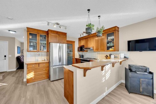71 Eversyde Heath Sw, Calgary, AB - Indoor Photo Showing Kitchen