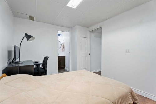 242 Elgin Place Se, Calgary, AB - Indoor Photo Showing Bedroom