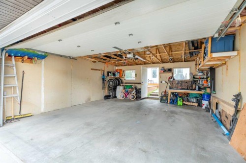 242 Elgin Place Se, Calgary, AB - Indoor Photo Showing Garage