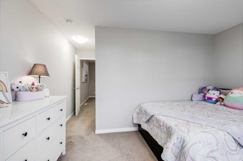 22 Osborne Common Sw, Airdrie, AB - Indoor Photo Showing Bedroom