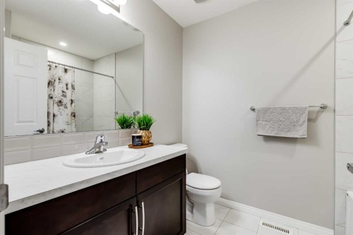 22 Osborne Common Sw, Airdrie, AB - Indoor Photo Showing Bathroom