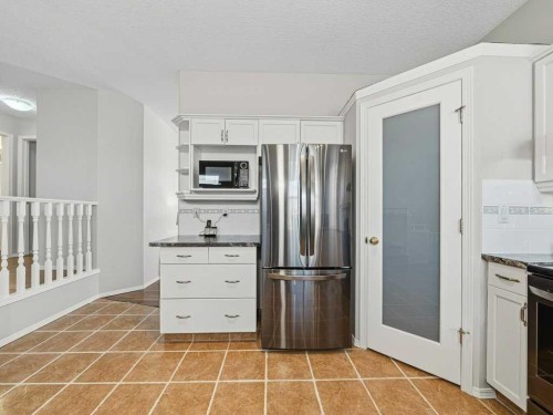 106 Springs Place Se, Airdrie, AB - Indoor Photo Showing Kitchen