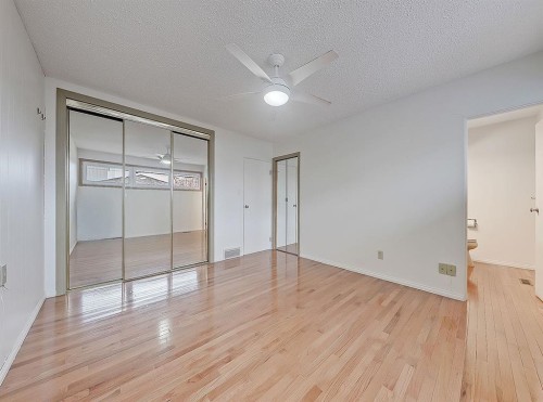 44 Granlea Place Sw, Calgary, AB - Indoor Photo Showing Other Room